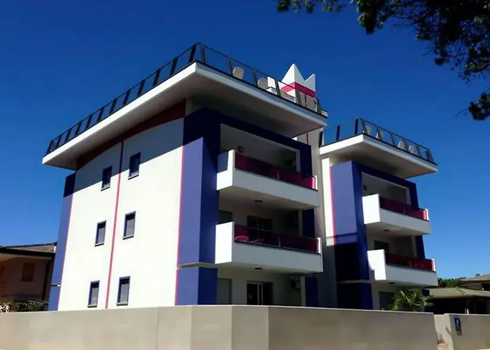 Appartement Sunny Terrace And Modern Comforts By The Pool