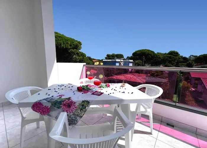 Sunny Terrace And Modern Comforts By The Pool Appartement