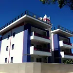 아파트 Sunny Terrace And Modern Comforts By The Pool