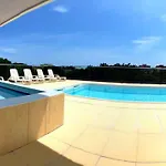 Sunny Terrace And Modern Comforts By The Pool 아파트 *