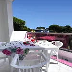 Sunny Terrace And Modern Comforts By The Pool 아파트