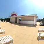 Sunny Terrace And Modern Comforts By The Pool 아파트 비비오네