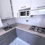 아파트 Sunny Terrace And Modern Comforts By The Pool