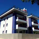 Sunny Terrace And Modern Comforts By The Pool 아파트