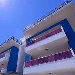 Sunny Terrace And Modern Comforts By The Pool 아파트