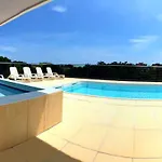 Sunny Terrace And Modern Comforts By The Pool * 비비오네