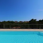 Lejlighed Sunny Terrace And Modern Comforts By The Pool