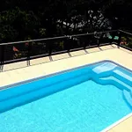 아파트 Sunny Terrace And Modern Comforts By The Pool