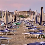 아파트 Sunny Terrace And Modern Comforts By The Pool