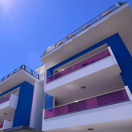 Appartement Sunny Terrace And Modern Comforts By The Pool