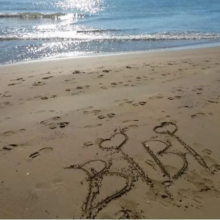 Sunny Terrace And Modern Comforts By The Pool Appartement *