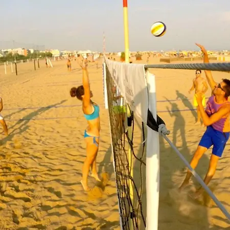 Sunny Terrace And Modern Comforts By The Pool Appartement *