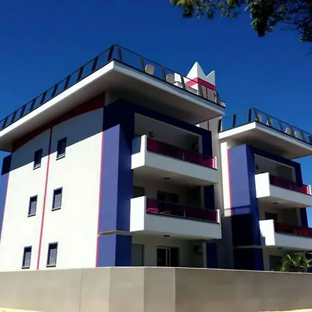 Appartement Sunny Terrace And Modern Comforts By The Pool