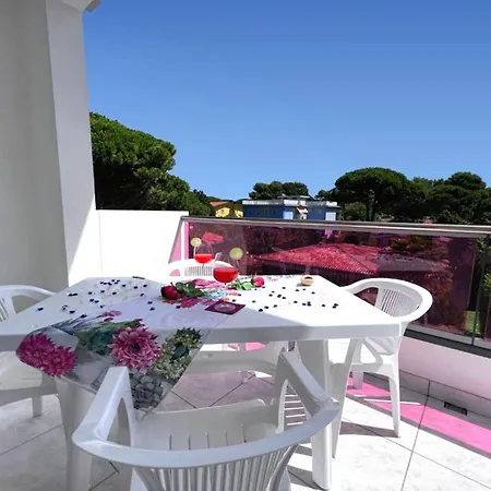 Sunny Terrace And Modern Comforts By The Pool Appartement