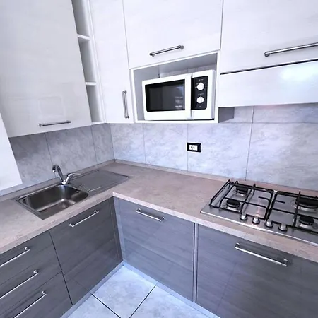 Appartement Sunny Terrace And Modern Comforts By The Pool