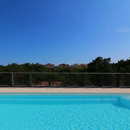 Appartement Sunny Terrace And Modern Comforts By The Pool