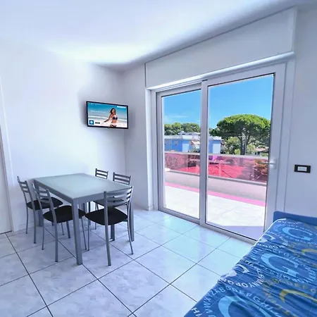 Sunny Terrace And Modern Comforts By The Pool Appartamento