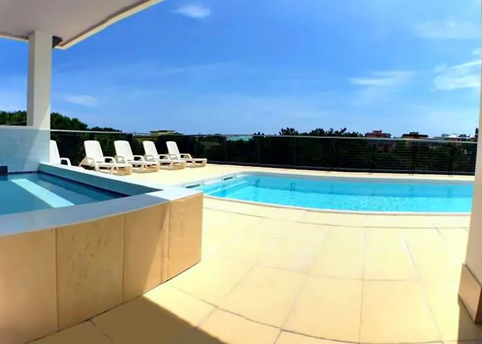 Sunny Terrace And Modern Comforts By The Pool Apartamento *