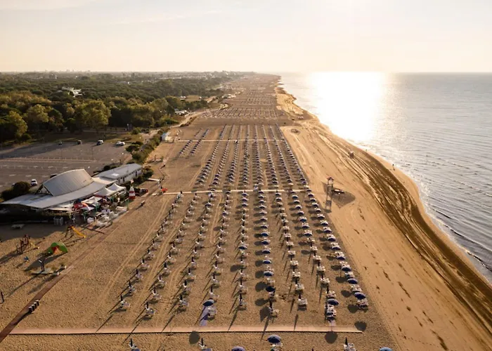 Sunny Terrace And Modern Comforts By The Pool 비비오네